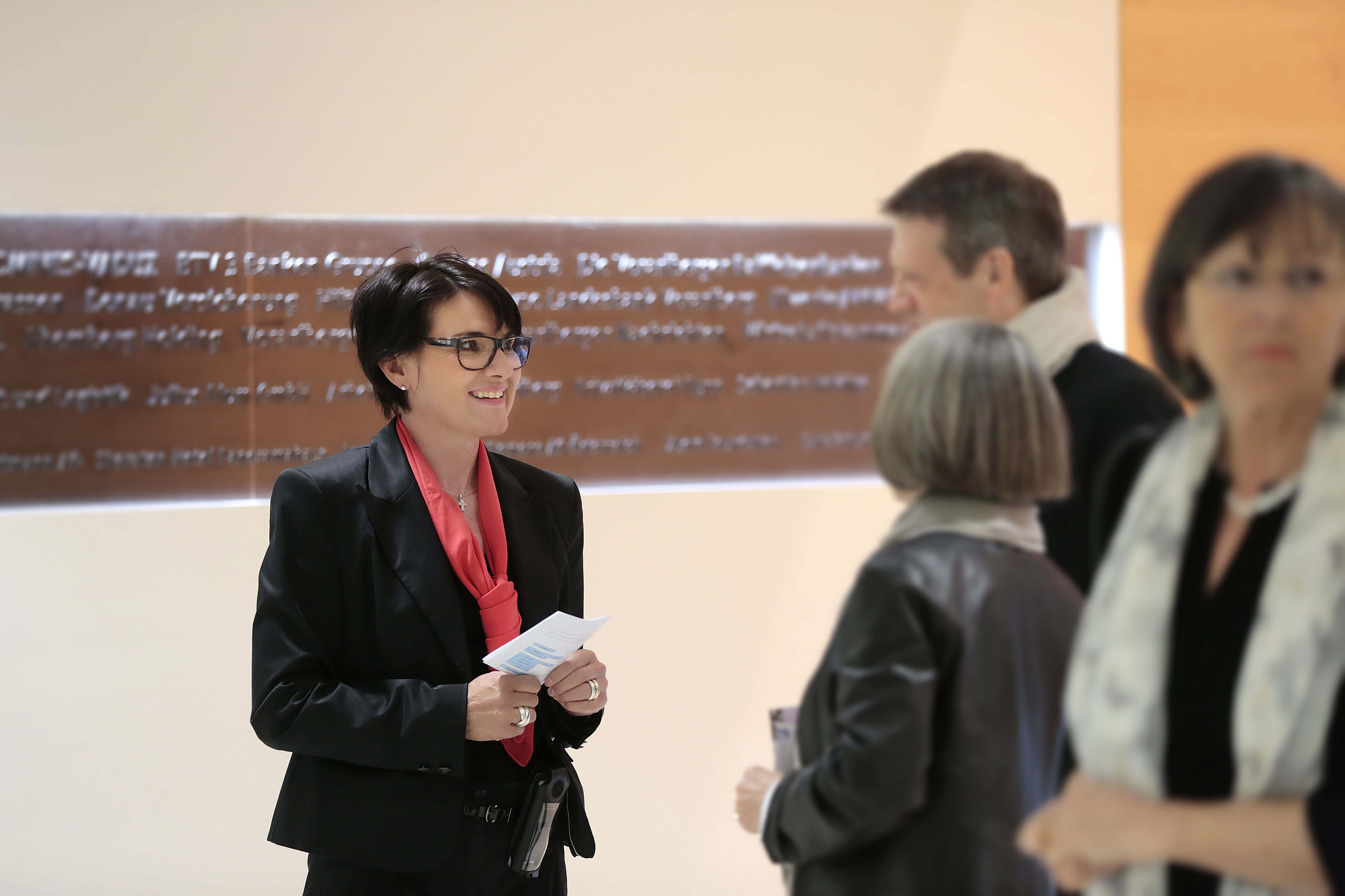 Service: Beratung durch eine Mitarbeiterin im Festspielhaus Bregenz © Anja Koehler