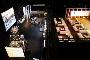 Werkstattbühne von oben, Wolford Präsentation mit Lounge-Möbeln