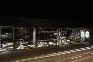 Fokusierte Exponate, ausgeleuchtet von einem Mitarbeiter des Festspielhaus Bregenz im Werkraumhaus