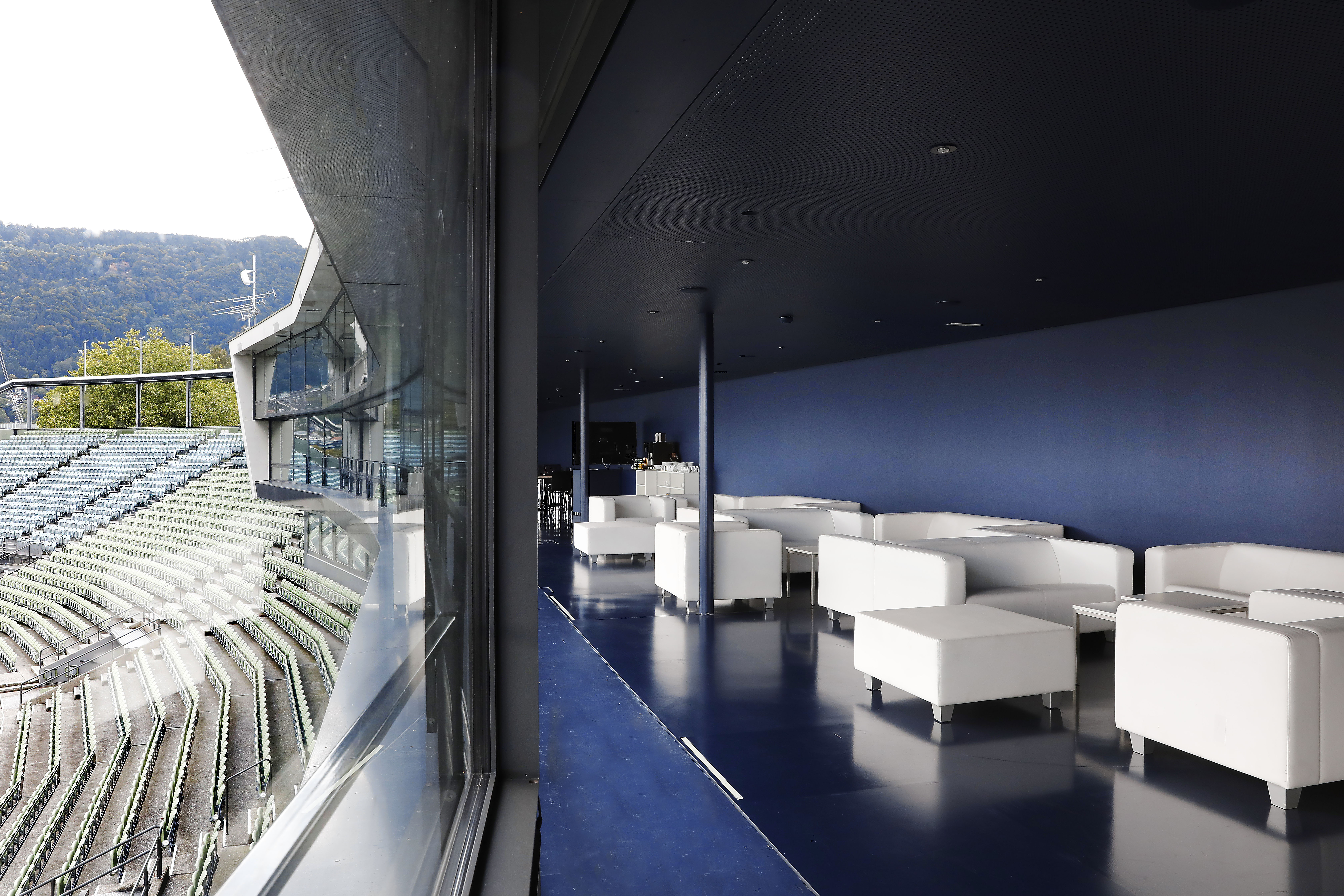 Blaue Lounge mit weißen Leder-Loungemöbeln im Festspielhaus Bregenz mit Blick auf die Seetribüne © Anja Koehler