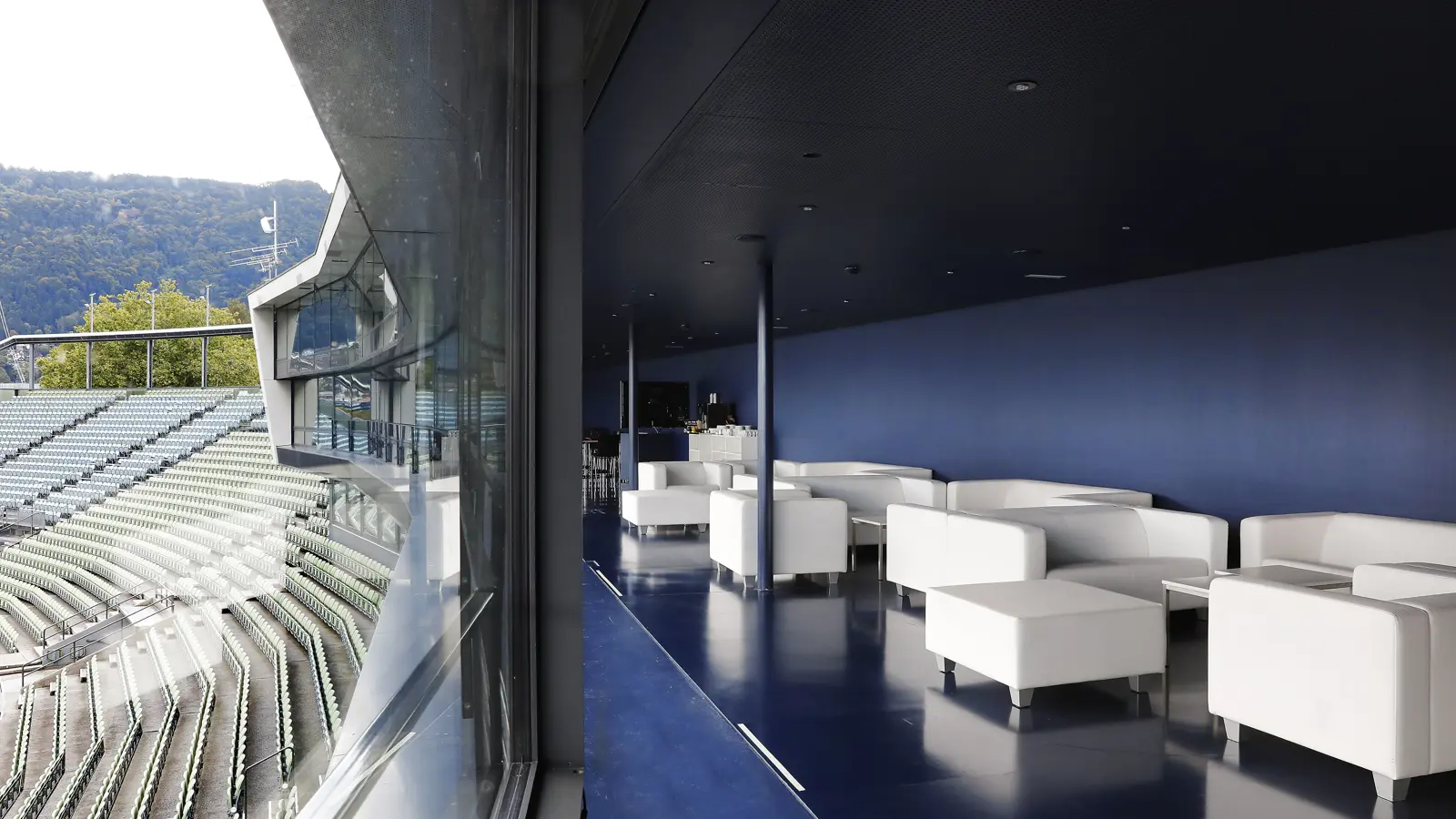 © Anja Koehler Blaue Lounge mit weißen Leder-Loungemöbeln im Festspielhaus Bregenz mit Blick auf die Seetribüne © Anja Koehler