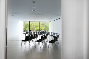 Leere Stuhlreihen mit schwarzen Stühlen im Saal Bodensee mit Blick auf den Platz der Wiener Symphoniker