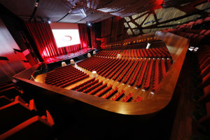 Großer Saal Festspielhaus Bregenz, Blickrichtung Bühne mit großer Leinwand