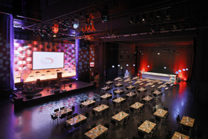 Hauptbühne mit kleiner Bühne, Leinwand und Gala-Betischung im Festspielhaus Bregenz