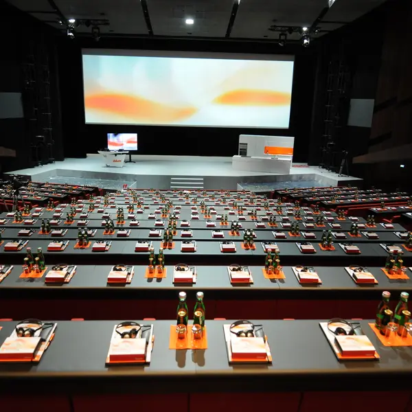 Großer Saal im Festspielhaus Bregenz, Parlamentbestuhlung mit großer Leinwand auf der Vorbühne © Julius Blum GmbH