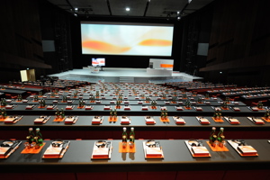 Großer Saal im Festspielhaus Bregenz, Parlamentbestuhlung mit großer Leinwand auf der Vorbühne