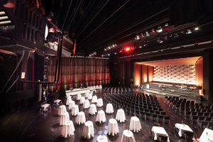 Hauptbühne im Festspielhaus Bregenz mit Konzertbestuhlung und Cateringbereich mit Stehtischen