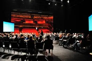 Vollbesetzte runde Reihenbestuhlung auf der Hauptbühne im Großen Saal des Festspielhauses Bregenz © Heli Luger