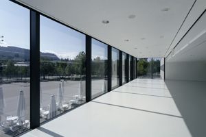 Der leere weiße Saal Panorama mit Fensterfront und Blick hinaus auf den sonnigen Platz der Wiener Symphoniker
