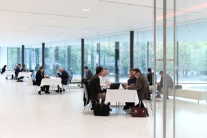 Menschen an Tischen arbeiten an ihren Laptops im Parkstudio im Festspielhaus Bregenz