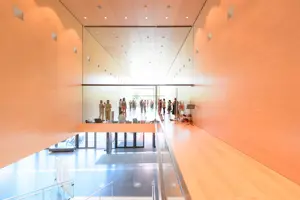 © Matthias Rhomberg Tanz-Workshopteilnehmer:innen stehen im Saal Propter Homines im Festspielhaus Bregenz © Matthias Rhomberg