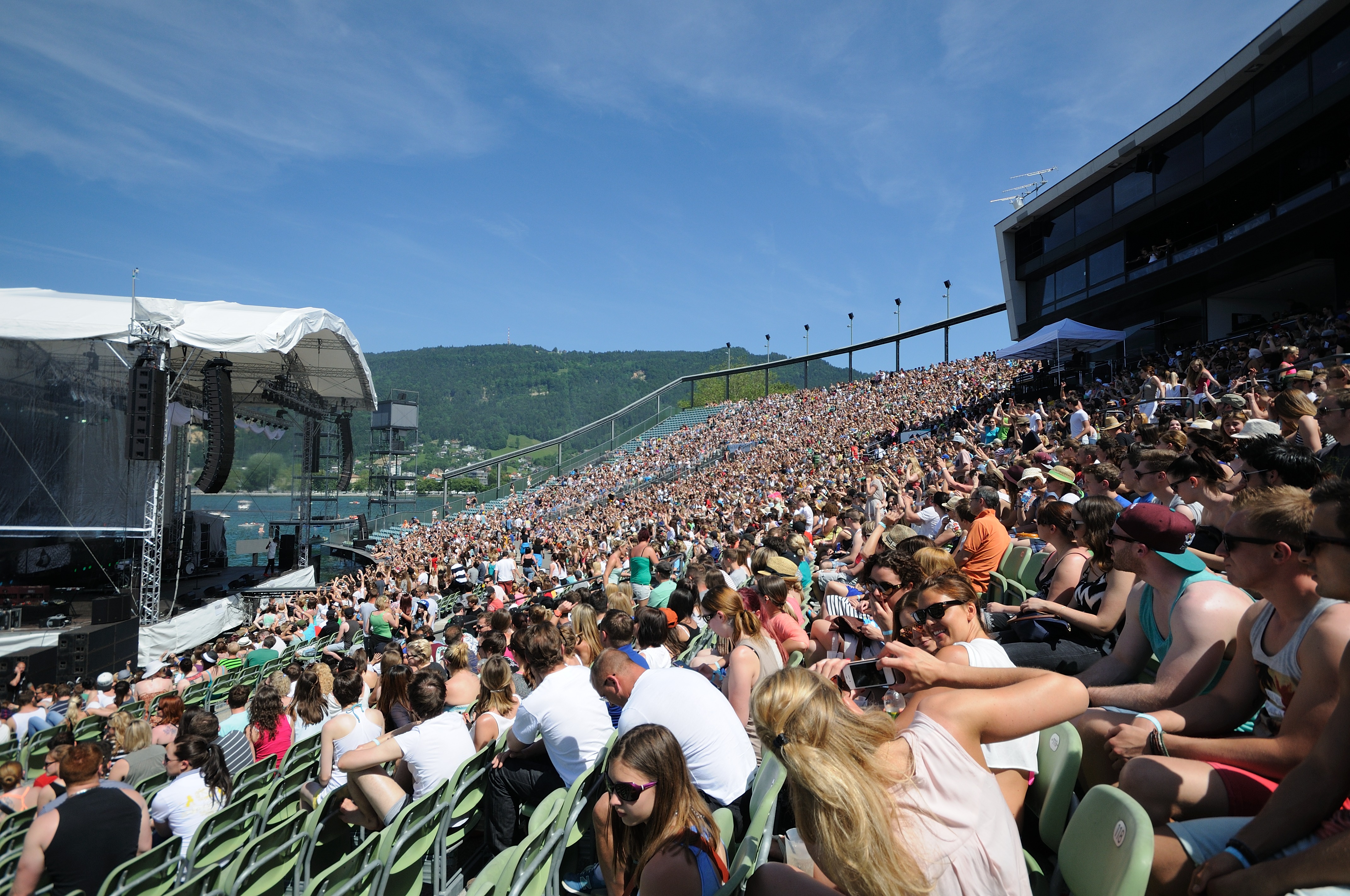 Vollbesetzte Seetribüne bei einem Pop-Konzert vor der Seebühne mit Blickrichtung Pfänder © Heli Luger