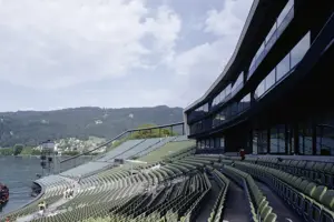 © Bruno Klomfar Leere grüne Stuhlreihen der Seetribüne mit Blick auf den Pfänder © Bruno Klomfar