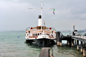 Dampfschiff Hohentwiel legt am Steg der Seebühne beim Festspielhaus Bregenz an