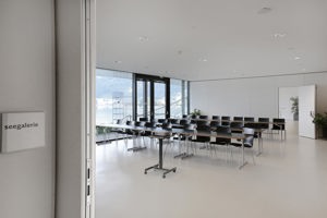 Dreireihige schwarze Parlamentbestuhlung in der weißen Seegalerie mit Blick auf den Bodensee im Festspielhaus Bregenz