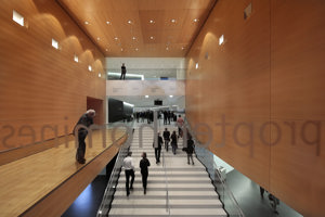 Menschen kommen über die Hauptstiege ins Foyer des Festspielhauses Bregenz