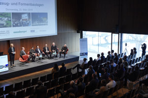Sieben Personen auf dem Podium vor einer großen Leinwand im Seestudio des Festspielhauses Bregenz
