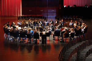 Kongressteilnehmer:innen in einem Stuhlkreis auf der Werkstattbühne im Festspielhaus Bregenz
