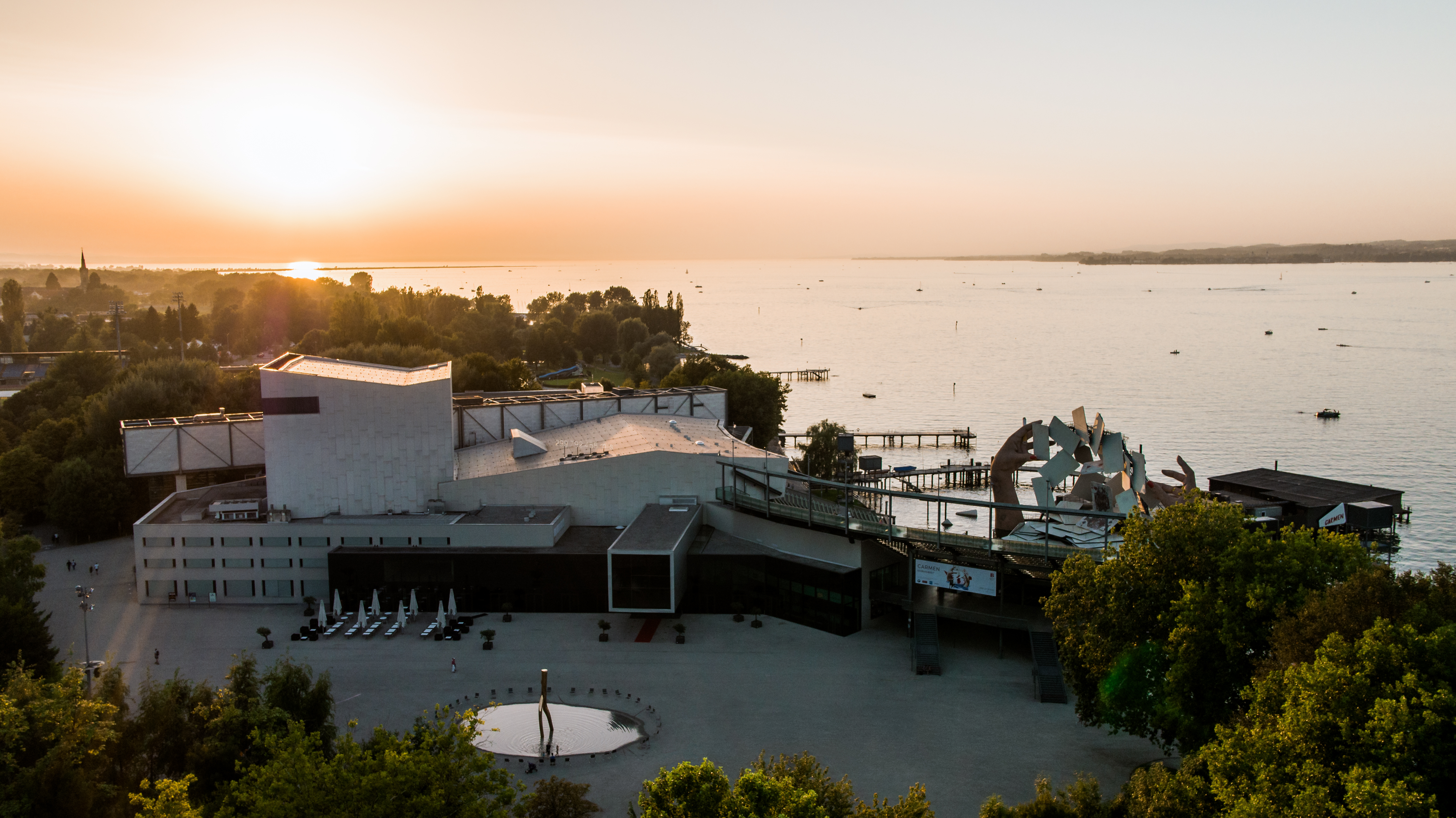 Festspielhaus Bregenz am Ufer des Bodensees © KoenigsFreunde