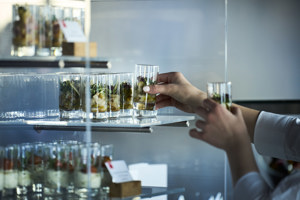 eine Service-Mitarbeiterin stellt Gläser auf ein Glasregal im Festspielhaus Bregenz