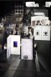 Blick von oben auf Ausstellungskojen bei der Kunstmesse STAGE Bregenz 2024 auf der Werkstattbühne im Festspielhaus