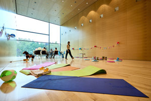 Teilnehmer:innen sitzen vor der Glasfront im Saal propter homines beim Health & Mind Festival im Festspielhaus Bregenz