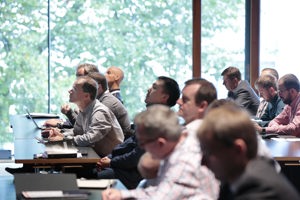 Kongressteilnehmer:innen in Reihenbestuhlung im tageslichtdurchfluteten Seestudio, Festspielhaus Bregenz
