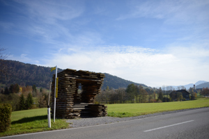 Architektonisch extravagante Bushalte-Stelle im Bregenzer Wald