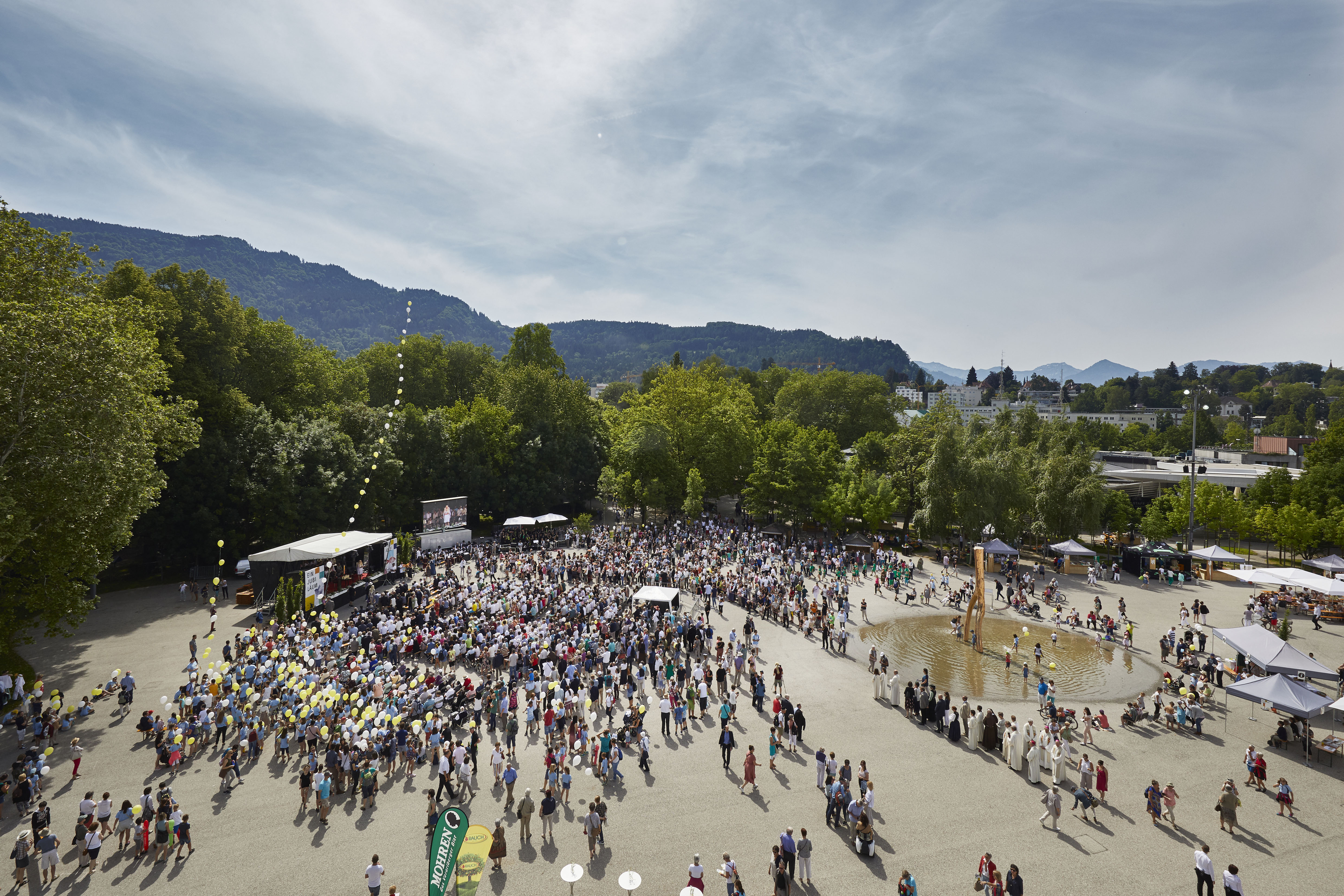 Menschenmenge auf dem Platz der Wiener Symphoniker vor dem Festspielhaus Bregenz © Anja Koehler
