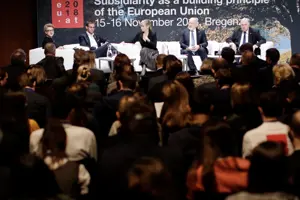 © Andy Wenzel, Bundeskanzleramt Paneldiskussion vor einer großen Leinwand und einer vollbesetzten Reihenbestuhlung im Seestudio des Festspielhauses Bregenz © Andy Wenzel, Bundeskanzleramt