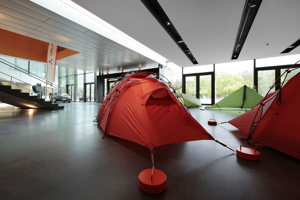 Aufgebaute rote und grüne Zelte im Eingangsbereich des Festspielhauses Bregenz