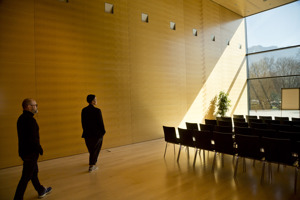 Gerhard Stübe von Kongresskultur Bregenz mit Carla Camilla Hjort im Saal Propter Homines im Festspielhaus Bregenz