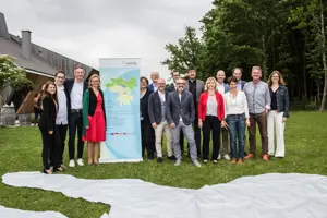 © Roswitha Schneider micleab bodensee Mitglieder beim 3-Jahre-Jubiläum stehen auf einer Rasenfläche © Roswitha Schneider