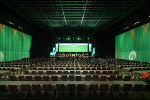 Leere Parlamentbetischung in der grün ausgeleuchteten Werkstattbühne im Festspielhaus Bregenz