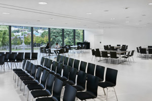 Saal Bodensee im Festspielhaus Bregenz mit schwarzer Reihenbestuhlung und eckigen Besprechungstischen