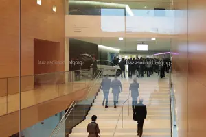 © Anja Koehler Menschen auf der Hauptstiege Richtung Foyer 1 im Festspielhaus Bregenz © Anja Koehler