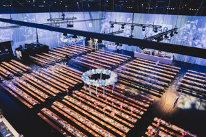 Biertischreihen in der weiß-blau dekorierten Werkstattbühne im Festspielhaus Bregenz