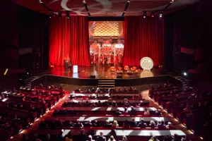 Der rote Vorhang zur festlich eingerichteten Hauptbühne im Festspielhaus Bregenz öffnet sich  © Anja Koehler