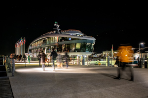 Kongressteilnehmer:innen gehen zum Eventschiff Sonnenkönigin