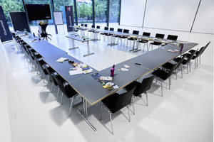Schwarze Tische in U-Form im Saal Bodensee im Festspielhaus Bregenz
