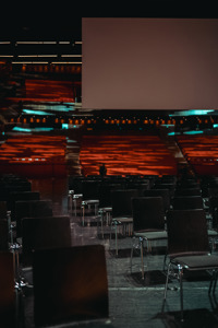 Leerer warm eingeleuchteter Zuschauerraum mit Leinwand, Großer Saal im Festspielhaus Bregenz