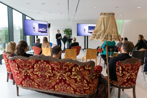 Menschen sitzen auf einem Vintage-Sofa bei einem Workshop im Saal Bodensee im Festspielhaus Bregenz