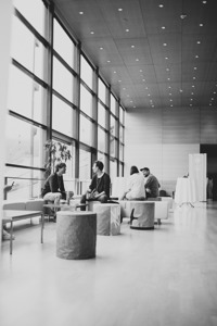 Kongress-Teilnehmer:innen im Seefoyer im Festspielhaus Bregenz