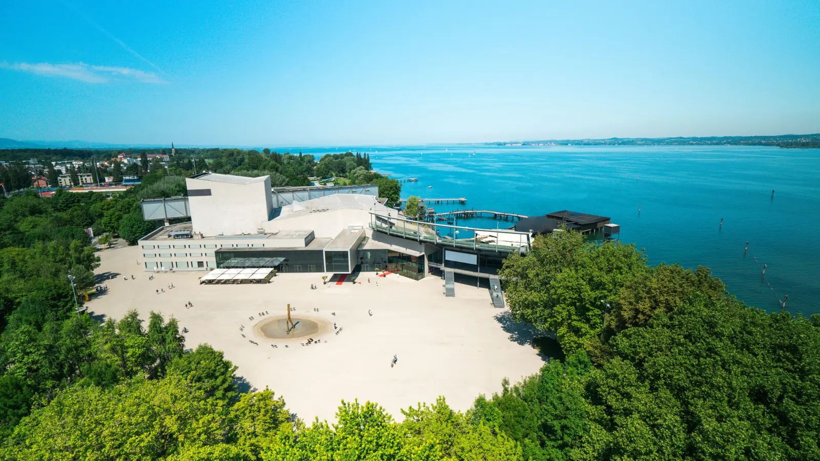 Drohnenaufnahme des Festspielhauses Bregenz mit Blickrichtung auf den Bodensee © bobdo