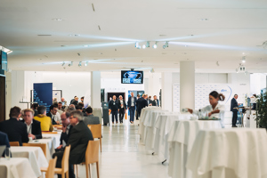 Teilnehmer:innen im Gastrobereich des netforums im Foyer 2 des Festspielhauses Bregenz