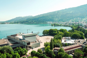 Drohenaufnahme des Festspielhauses Bregenz mit Blickrichtung auf den Bodensee