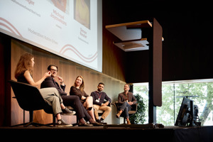 Fünf Personen auf dem Podium im holzgetäferten Seestudio des Festspielhauses Bregenz