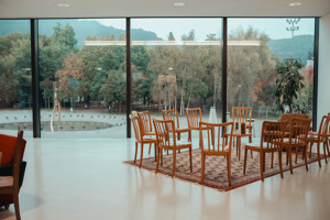 Sitzgruppe auf einem Teppich vor der Fensterfront des Saal Panorama im Festspielhaus Bregenz