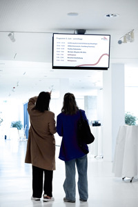 Ein Überkopfscreen zeigt das Programm der Veranstaltung STiAS im Foyer des Festspielhauses Bregenz