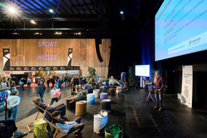 Ein Vortragender in einer Fachmesse auf der Werkstattbühne im Festspielhaus Bregenz